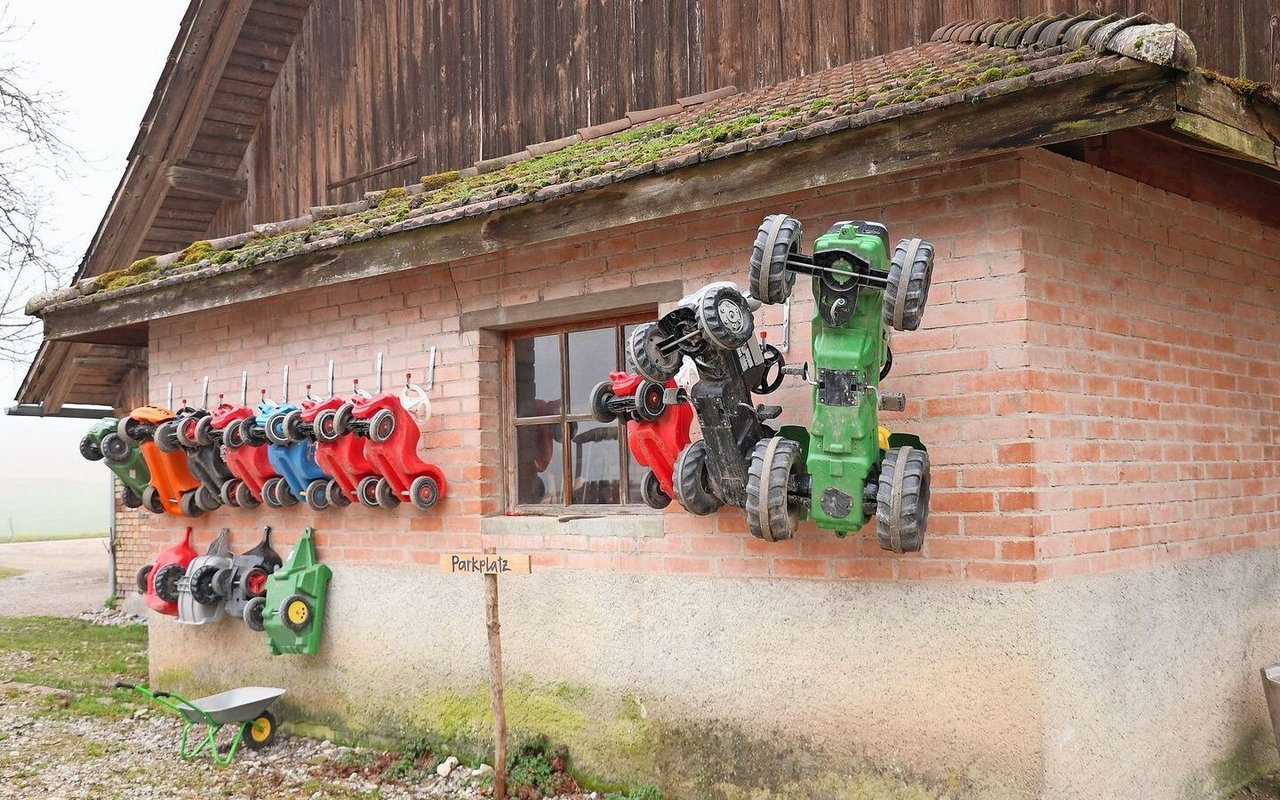 Das ist der Maschinenpark der Bauernhof-Spielgruppe.