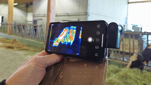 Die Wärmebildkamera für das Handy ist eine praktische und einigermassen kostengünstige Lösung zur Überwachung des Heustocks. Sie kann einfach beim USB-Anschluss des Handys eingesteckt werden.
