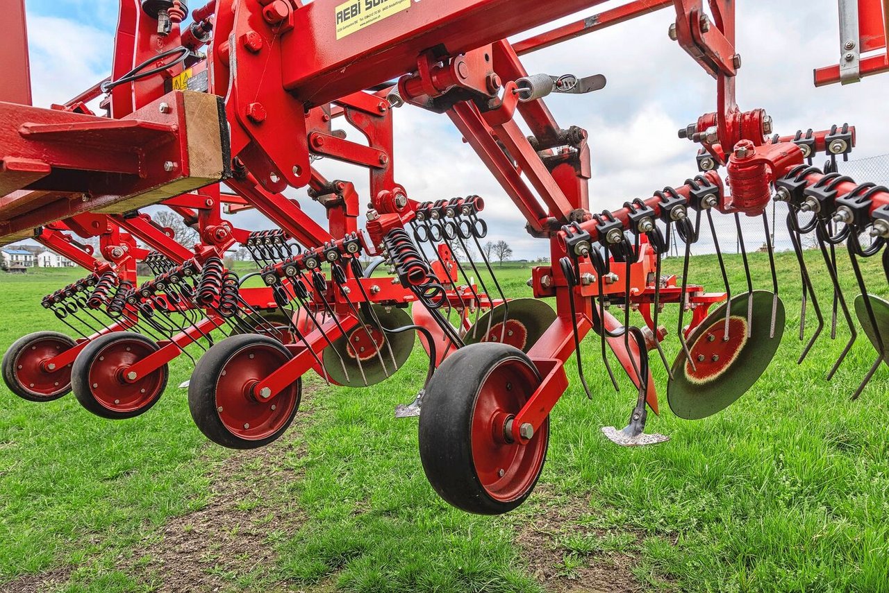 Die Kartoffelhacke ist auf eine Kultur spezialisiert, sie hackt auf und zwischen den Dämmen und formt diese wieder.