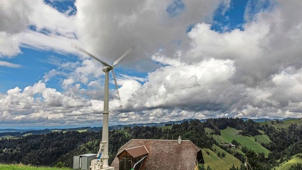 Die Windturbine von Familie Riedweg in Escholzmatt LU hat eine Gesamthöhe von 25 Metern und eine Leistung von 30 kW. Sie steht im Hofareal und gilt als bäuerliche Anlage für Eigenbedarf.