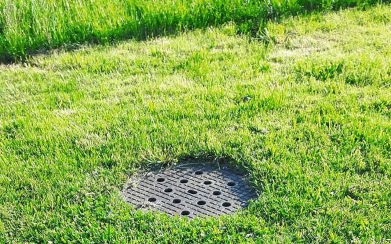 Vorbildlicher Pufferstreifen rund um den offenen Schachtdeckel.