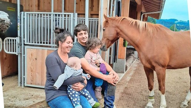 Jeanne Lehmann mit Ella und Lukas Lehmann mit Rosa im Aktivstall. Sie arbeiten darauf hin, dass ihre Lernenden für die Arbeitswelt gerüstet sind.