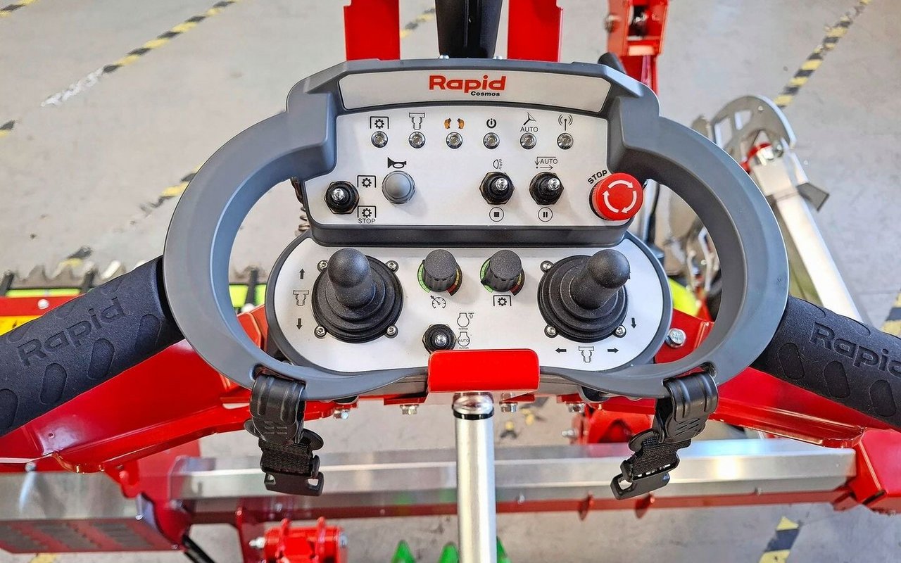 Die Bedienung erfolgt an diesem mobilen Terminal. Dieses trägt der Bediener bei der Fernüberwachung auf sich.