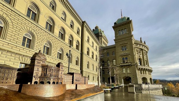 Das Bundeshaus-Modell im Massstab 1:130 für Blinde und Sehbehinderte vor dem Original-Bundeshaus.