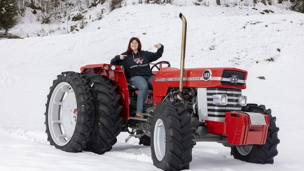 Der Massey Ferguson 165 ist Nicole Schulers Traumtraktor.  (Bild: «die grüne»/Gian Vaitl)