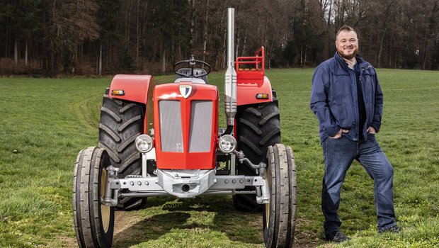 Matthias Stirnimann mit seinem Schlüter Compact 850.  (Bild: «die grüne» / Pia Neuenschwander)