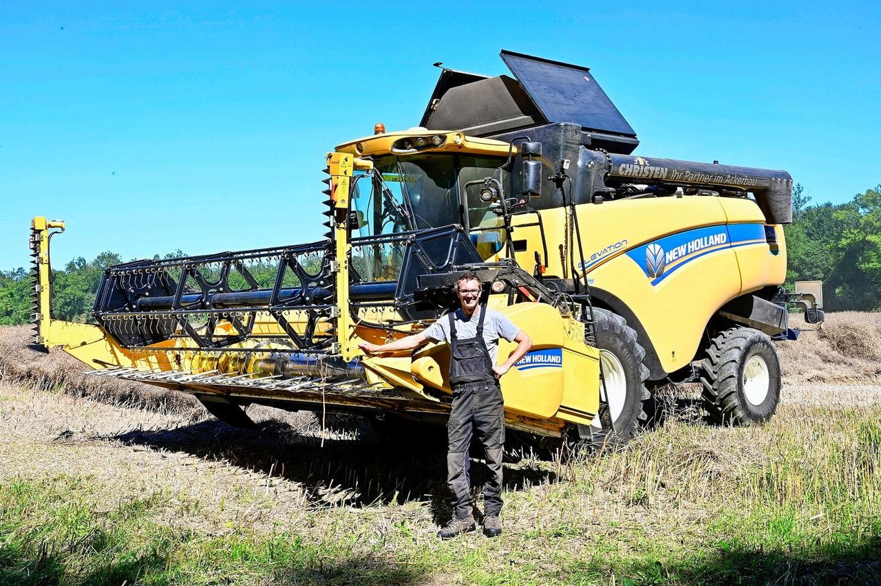 Lukas Christen vor einem seiner drei Mähdrescher.
