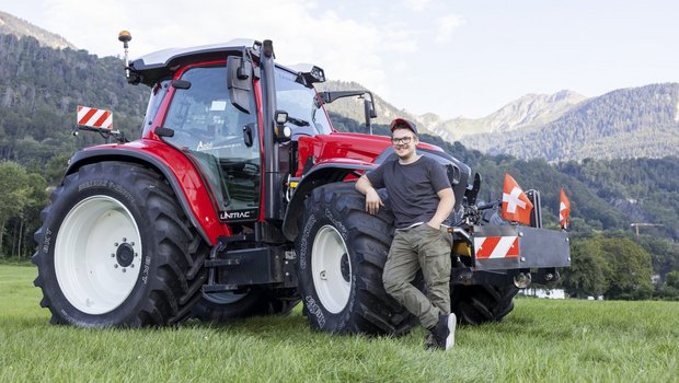 Ivo Hardegger mit seinem Traumtraktor, dem Lintrac 130.  (Bild: «die grüne» / Gian Vaitl)