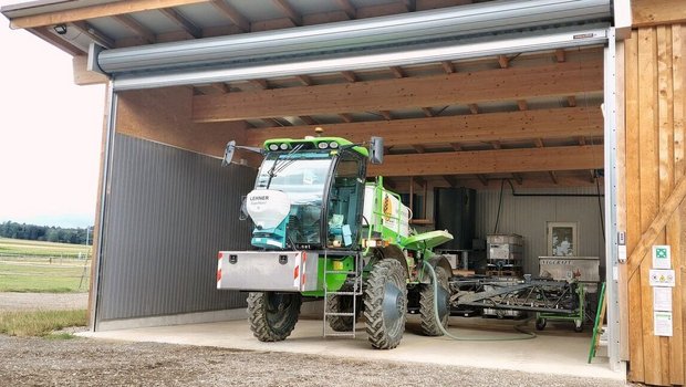 Stefan Iseli musste ein separates geschlossenes Gebäude mit Waschplatz bauen, damit kein Regenwasser in die Anlage gelangt. Sonst müsste dieses Wasser zusätzlich gereinigt werden. Dafür läuft diese Aktivkohle-Reinigungsanlage wetterunabhängig.