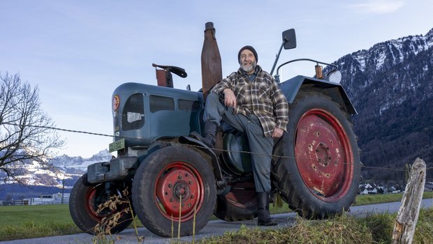 Ernst Schmid mit seinem Traumtraktor, dem Lanz Bulldog.  (Bild: «die grüne» / Gian Vaitl)