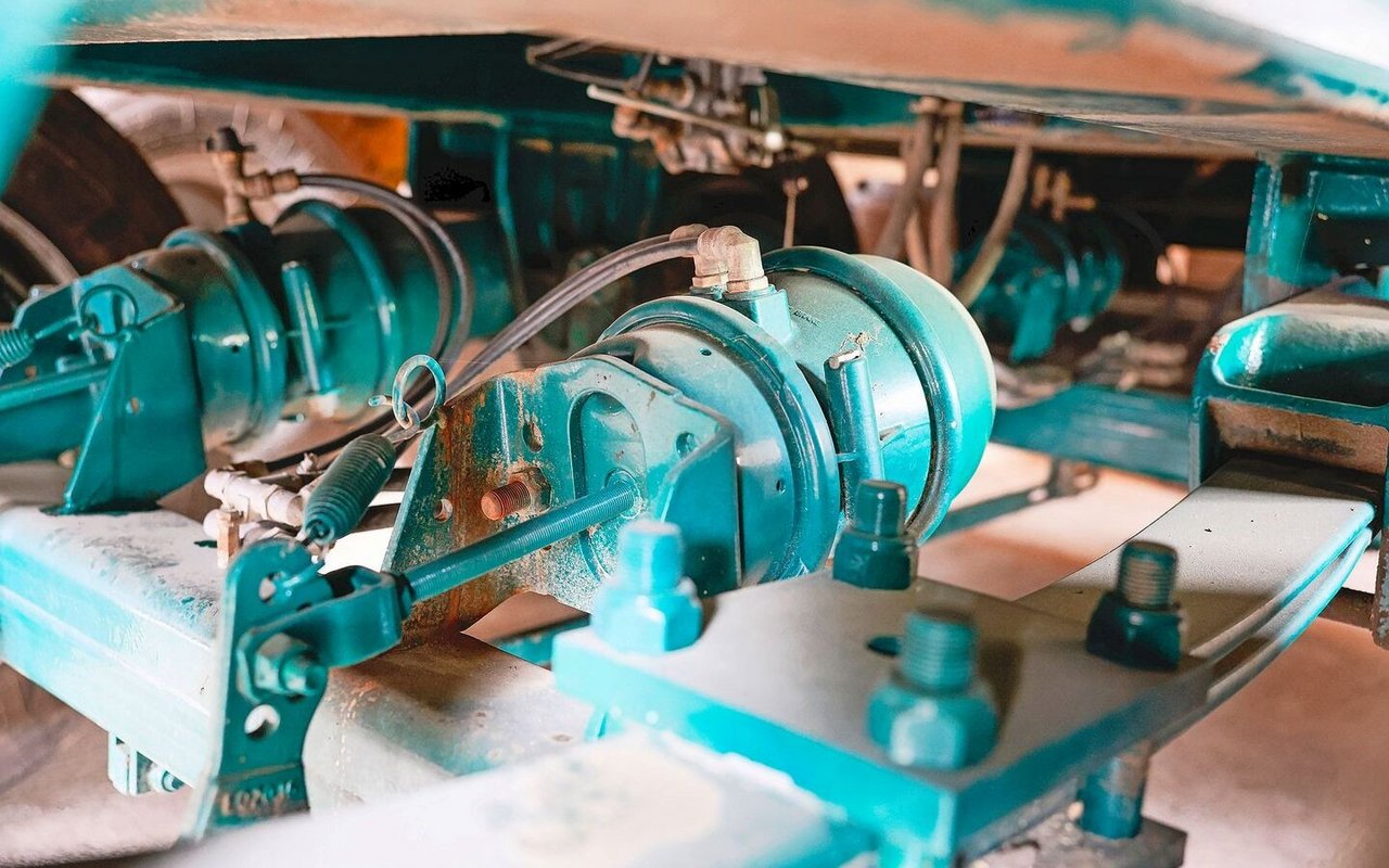 Ein Bremsluftzylinder wandelt den Druck des pneumatischen Bremssystems mithilfe einer Membran in eine mechanische Kraft um, die die Bremsen am Anhänger betätigt. 