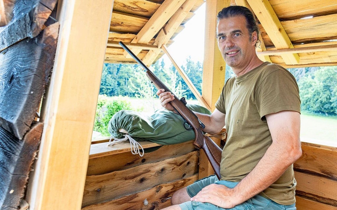 Nils Müller vom Bauernhof «Zur chalte Hose» erlegt die Rinder bei der Weidetötung mit dem Gewehr von einem speziellen Ansitz aus. 