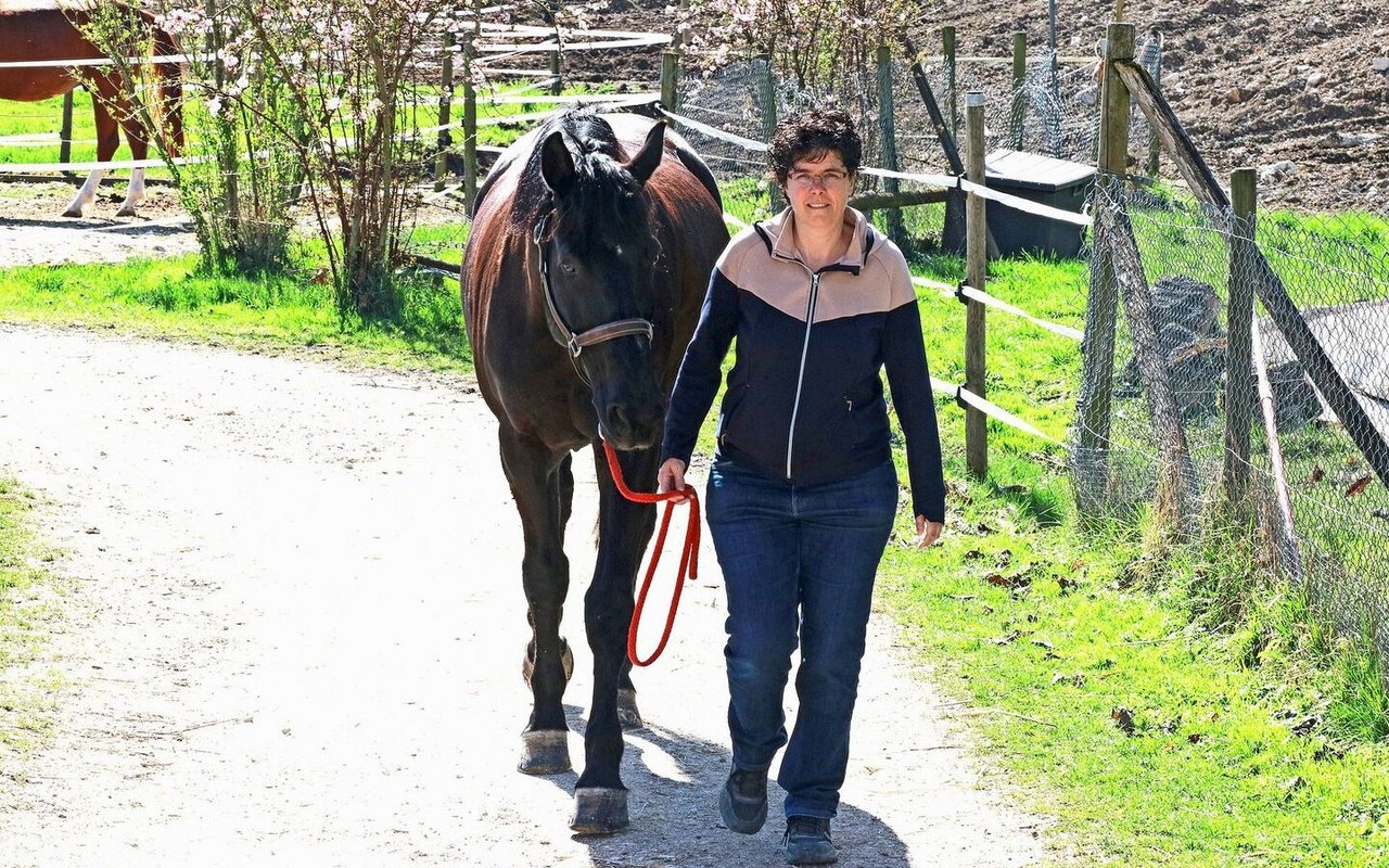 Die 48-jährige Agronomin Barbara Koellreuter ist mit Pferden auf dem Klushof aufgewachsen und führt den Betrieb in dritter Generation.