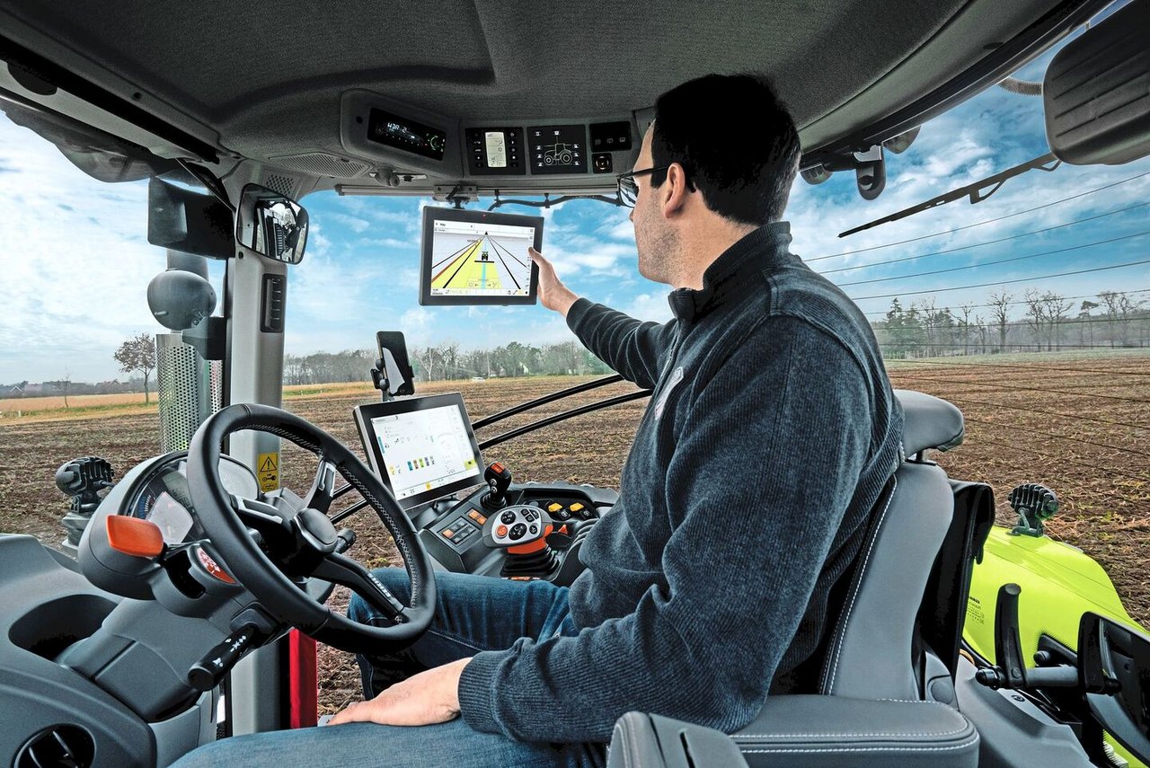 Traktoren können schon lange selber lenken. Immer häufiger können sie mit ihrem Terminal auch Anbaugeräte gezielt regeln.