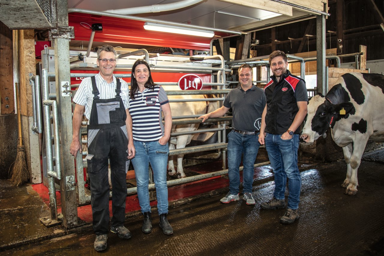 Daniel und Franziska Baumberger, Wiggiswil BE, Marc Grüter und Marcel Schwager von Lely  v.l. Bild: Pia Neuenschwander.