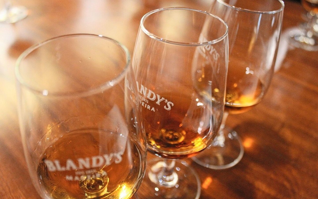 Mitte März 2025 reiste eine Gruppe von 29 LeserInnen nach Madeira. Ein Glas Madeirawein zur Begrüssung durfte nicht fehlen. 