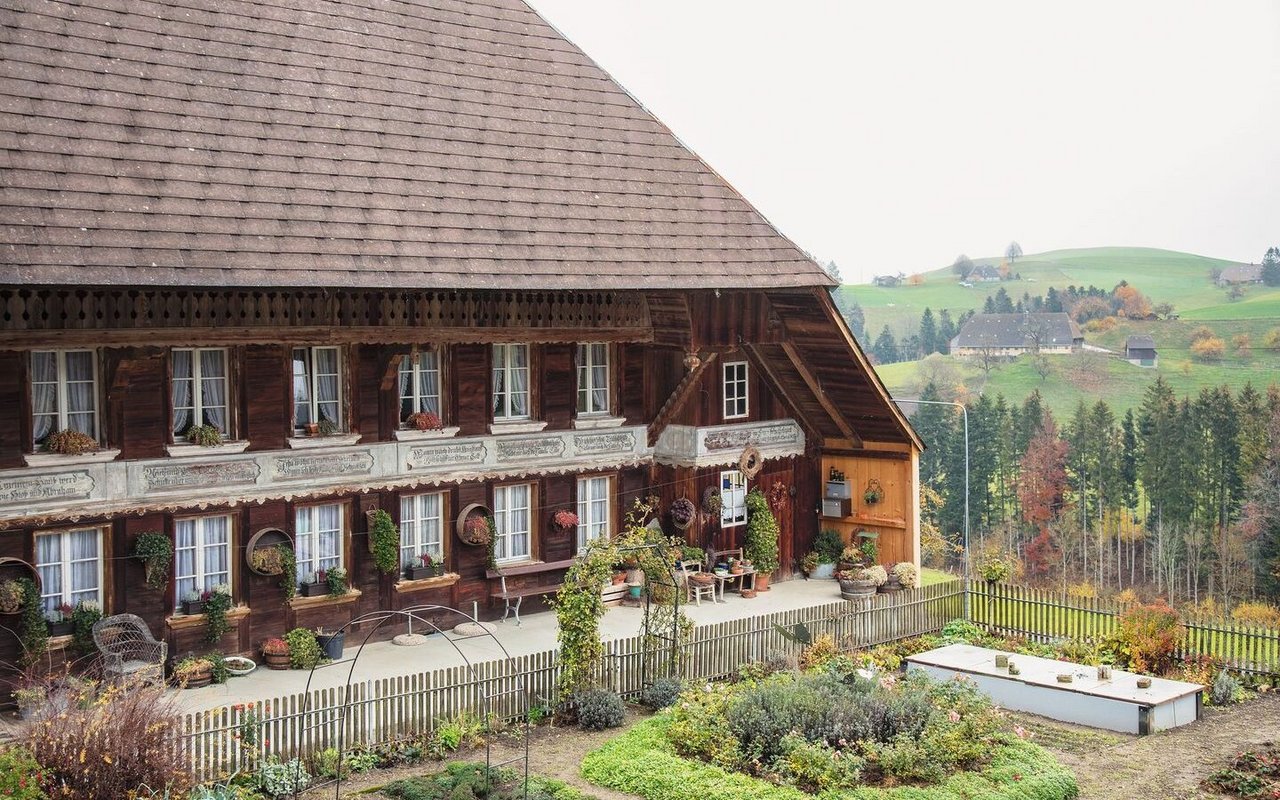 Den denkmalgeschützen Hof «Huebershus» in Wyssachen bewirtschaftet die Familie  Zaugg in einer Generationengemeinschaft. 