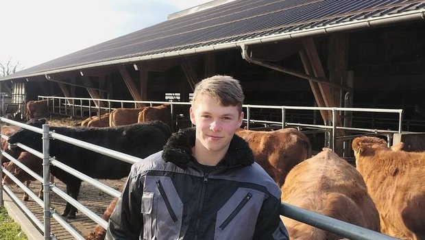 Joel Losenegger auf dem Deckerhof in Wil AG. Dank dem Selbstcheck-Tool wird auf dem Betrieb  der PSM-Schrank näher zum Befüllplatz gezügelt.