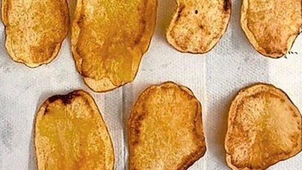 Kartoffelchips mit ausgeprägten Verbräunungen wegen Arsenophonus-Bakterien.