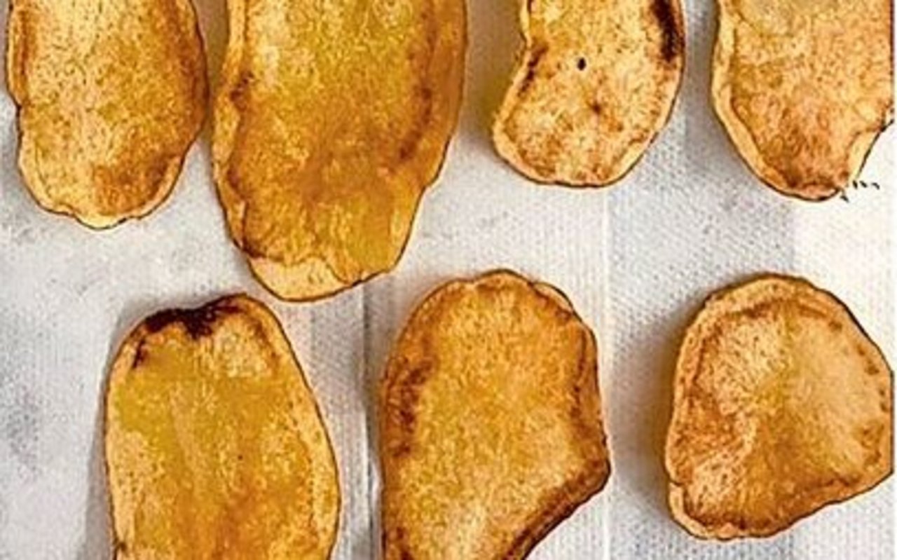 Kartoffelchips mit ausgeprägten Verbräunungen wegen Arsenophonus-Bakterien.