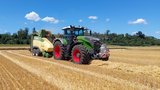Die Pelletherstellung braucht viel Kraft, um die Pellets mit 2000 bar Druck pressen zu können. Deshalb zieht ein Fendt 1050 mit 517 PS die Presse.