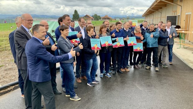 Rund 20 Landwirtschafts-Vertreter zeigen «Daumen hoch».