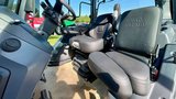 Die Valtra-Traktoren sind dafür bekannt, dass sie von der technischen Ausstattung über die Lackierung bis zu den Sitzen alle Kundenwünsche erfüllen. Die in diesem Valtra gezeigten Ledersitze waren an der «AgriEmotion» Freiland-Ausstellung der GVS Agrar Gruppe ein Hingucker.  (Bild: «die grüne» / Jürg Vollmer)