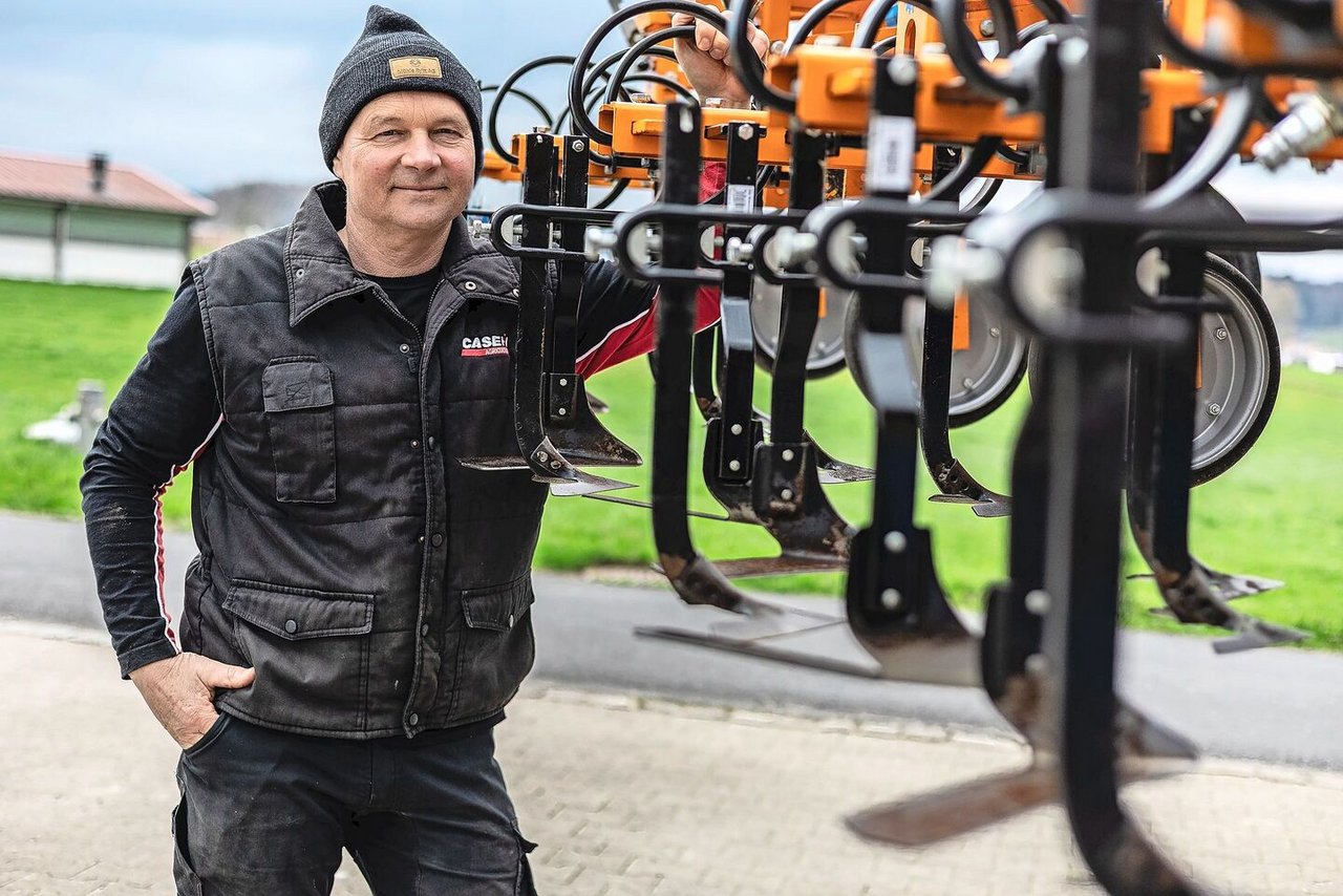 Hackgeräte müssen genau eingestellt werden. Zentimeter können darüber entscheiden, ob das Unkraut oder die Kultur geköpft wird.