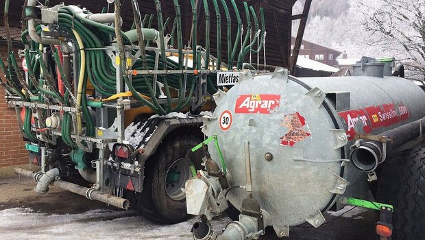 Während der Vegetationsruhe beziehungsweise bei ungünstigen Witterungs- und Bodenverhältnissen bleibt das Güllefass besser in der Remise.Bild: Joel Brülhart
