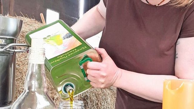 Johanniskraut, geschnitten und in Öl eingelegt, hat eine Heilwirkung.