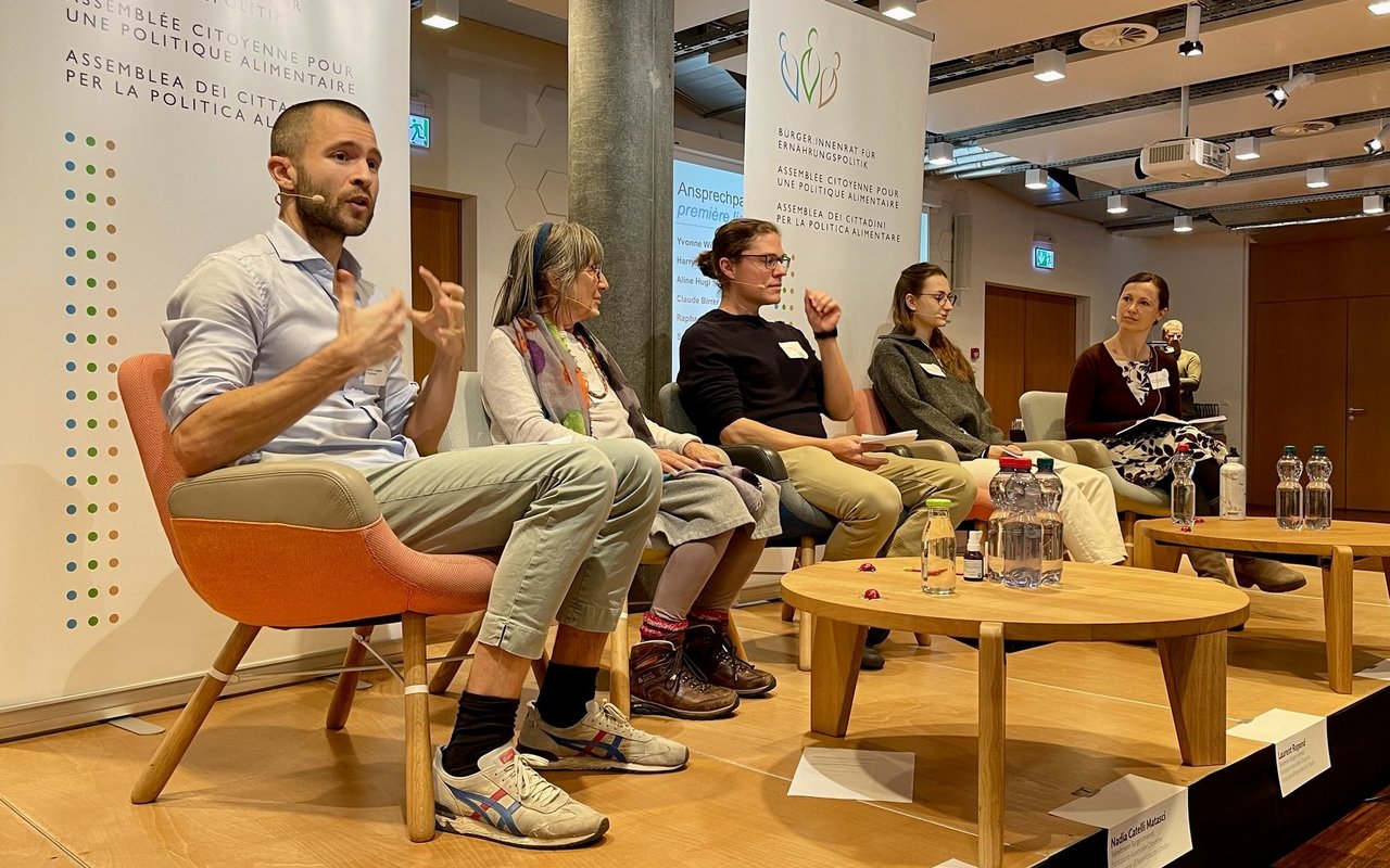 Projektleiter Daniel Langmeier und  ETH-Professorin Johanna Jacobi an der Präsentation des Bürgerinnenrates.