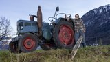 Ernst Schmid mit seinem Traumtraktor, dem Lanz Bulldog.  (Bild: «die grüne» / Gian Vaitl)