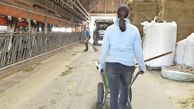 Mit dem bevorstehenden Winter verlagert sich ein Grossteil der Arbeit in den Stall.