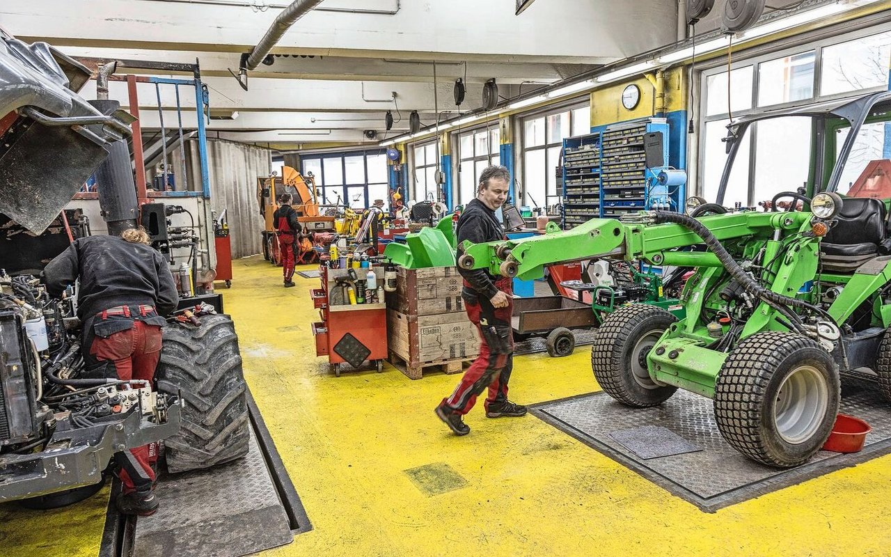 Die Mitarbeiter der Heldstab AG erklären regelmässig bei technischen Social-Media-Beiträgen technische Zusammenhänge oder machen bei lustigen Videos mit.