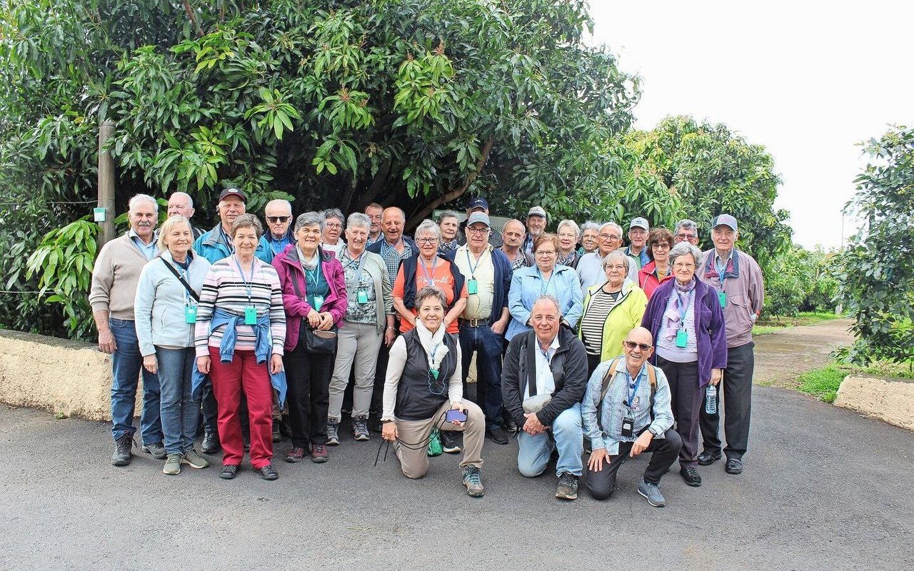 Die Reisegruppe beim Besuch der Obstbaugenossenschaft: LandwirtInnen können hier Samen zur Entwicklung im Gewächshaus und zur späteren Akklimatisierung bringen oder auch verschiedenste Pflanzen kaufen. 