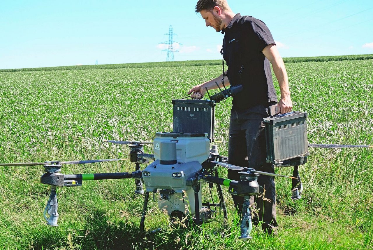 Nach einem Flug von rund einer Hektare tauscht der Pilot den Akku aus. 