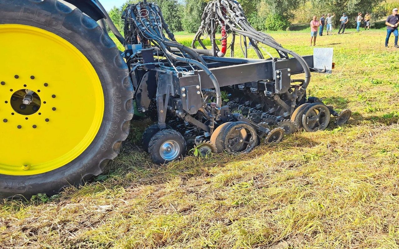 Diese Direktsaatmaschine wurde von der Landag AG mit speziellen Räumern vor den Säscharen entwickelt und kann teilflächenspezifisch dosieren.