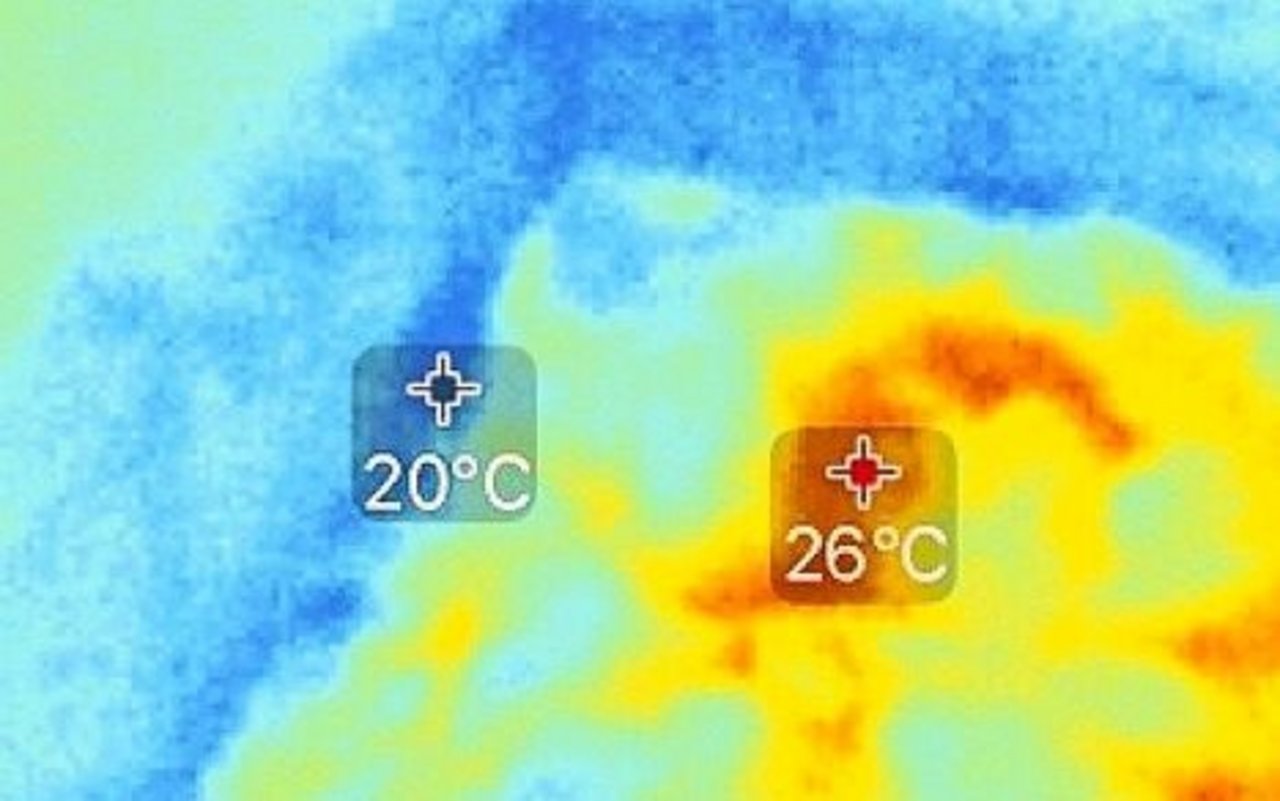 Kühlere Luft entlang der Einwandung signalisiert Luftverlust. In diesem Fall sollte man entlang der Wände 30 cm mehr Futter stapeln und mit den Füssen verdichten.