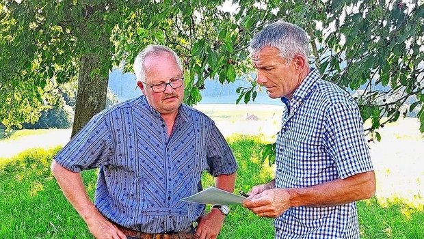 Andreas Widmer (rechts) im Gespräch mit einem Landwirt: Er rät, gut vorbereitet in Verhandlungen zu gehen.