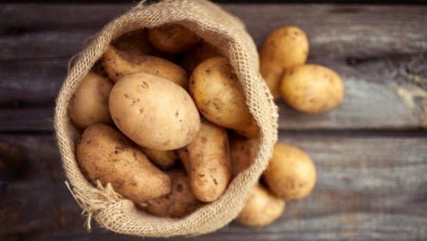 Kartoffeln in einem Jutesack.