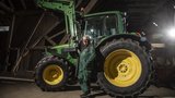 Peter Zutter schätzt seinen komfortablen John Deere 6320.  (Bild: «die grüne» / Pia Neuenschwander)