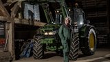 Peter Zutter schätzt seinen komfortablen John Deere 6320.  (Bild: «die grüne» / Pia Neuenschwander)