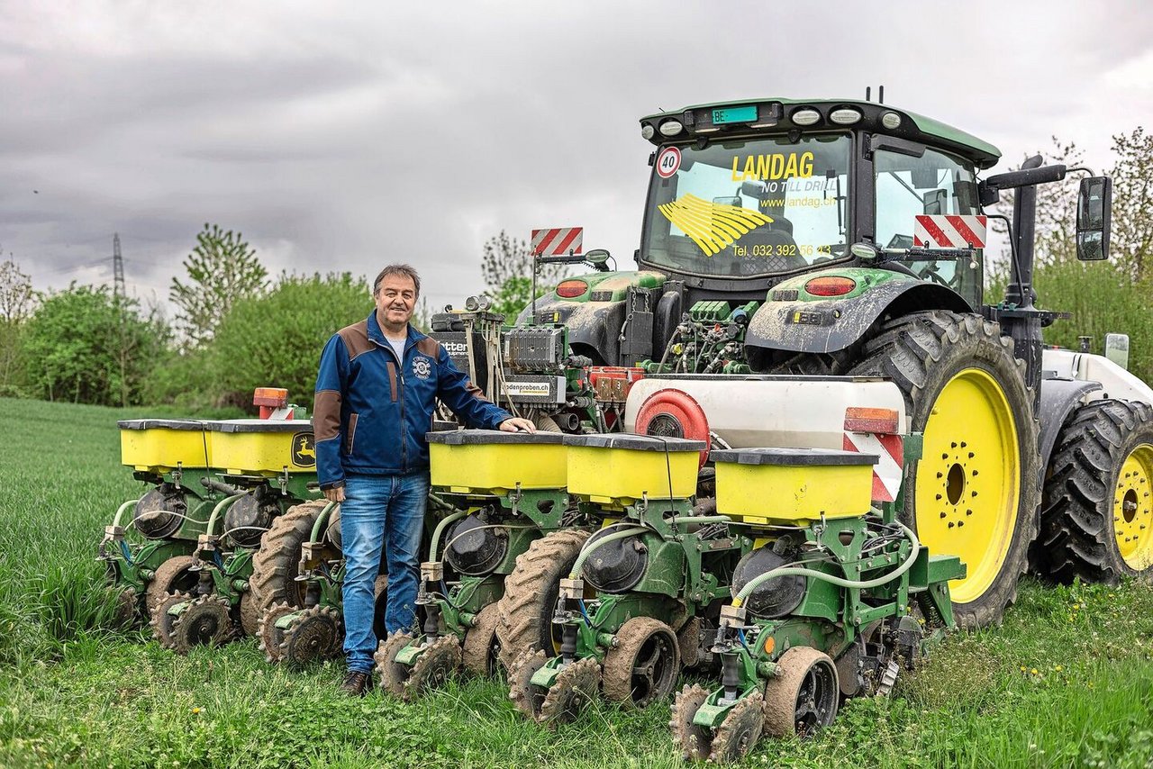 Hanspeter Lauper vor seiner Einzelkorn-Sämaschine, mit welcher er sowohl direkt als auch konventionell sät.