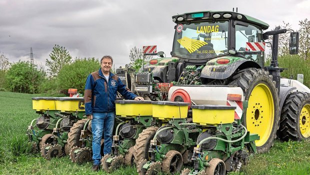 Hanspeter Lauper vor seiner Einzelkorn-Sämaschine, mit welcher er sowohl direkt als auch konventionell sät.