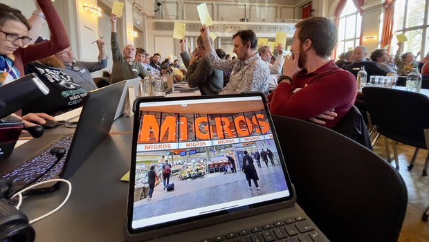 Notebook mit Migros-Schriftzug an der Bio-Suisse-Delegiertenversammlung.