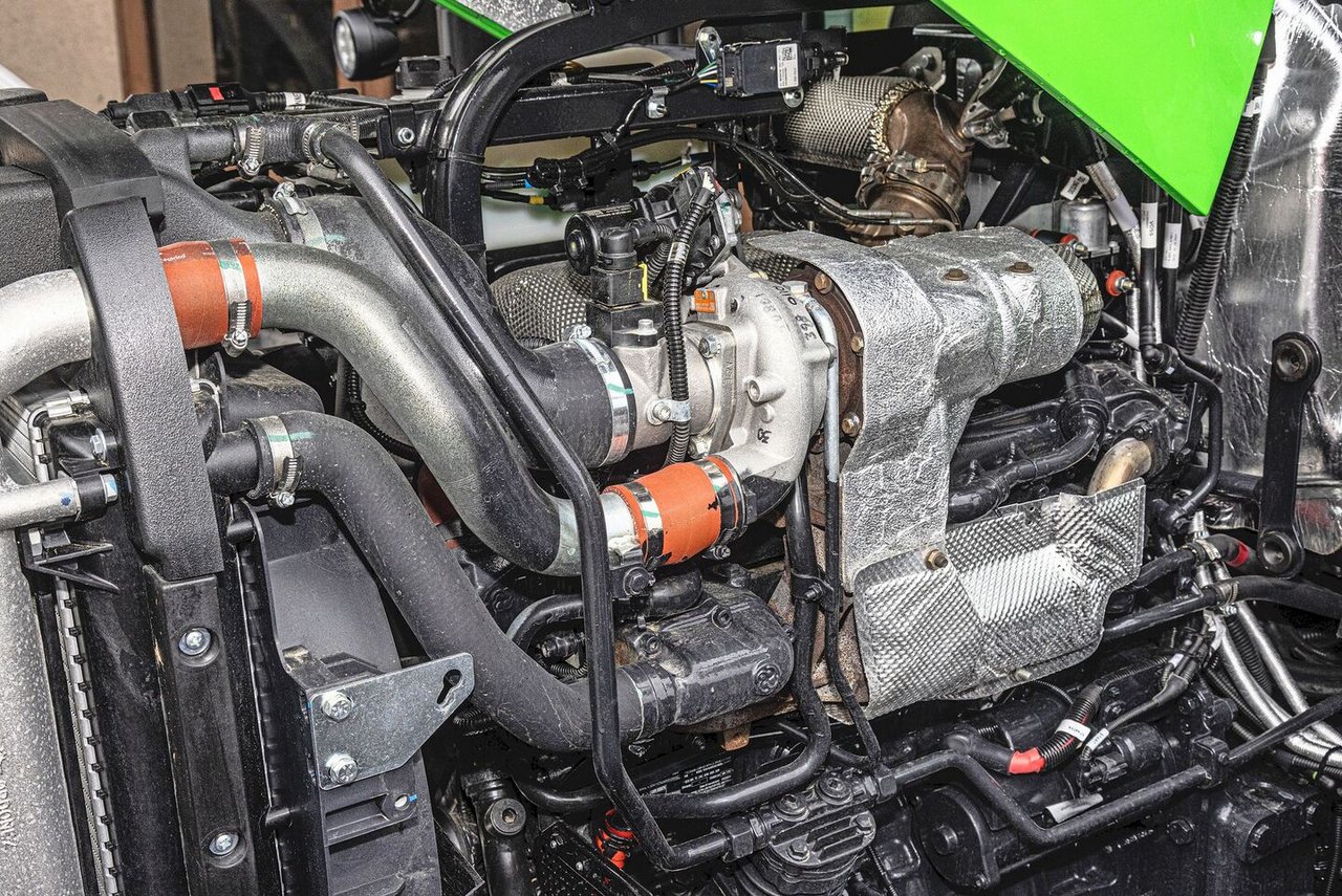 Unter der Motorhaube moderner Traktoren ist es eng. Unzählige Motorenbauteile werden mit Sensoren überwacht und mit einem Steuergerät geregelt.