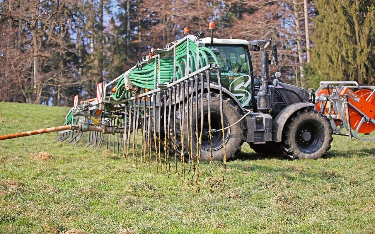 Beim Einsatz vom Schleppschlauch wird der Suisse-Bilanz mehr Stickstoff angerechnet. Bisher waren es 3 kg N pro Hektare und Gabe. Ab 2024 wird fix mit 6 kg N/ha gerechnet. Die Anzahl Gaben kann nicht mehr verändert werden. 