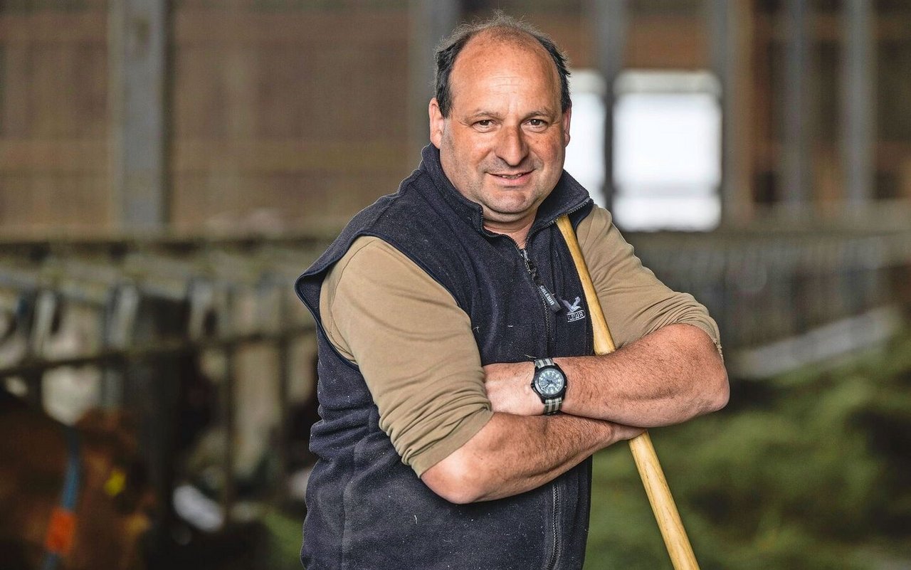 Herbert Meier hält auf seinem Betrieb bis zu 60 Milchkühe. Er füttert bereits seit 20 Jahren mit Graspellets. 