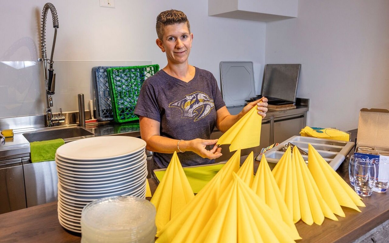 Chantal Arnold faltet gelbe Servietten.
