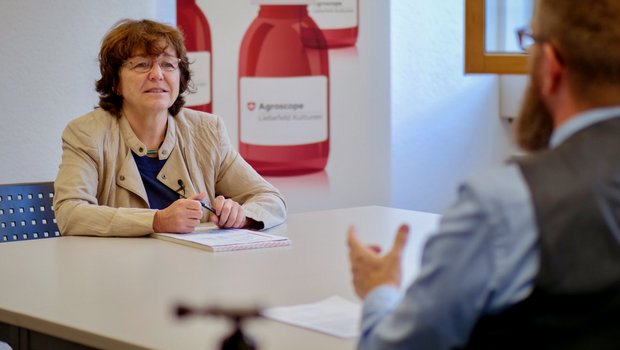 Agroscope-Leiterin Eva Reinhard im Kreuzverhör mit «die grüne»-Chefredaktor Jürg Vollmer und Chefin vom Dienst Dominique Eva Rast. (Bild: «die grüne» / Sam Rölli)